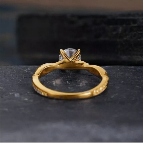 New Gorgeous 18K Yellow Gold Plated Ring - Picture 2 of 8